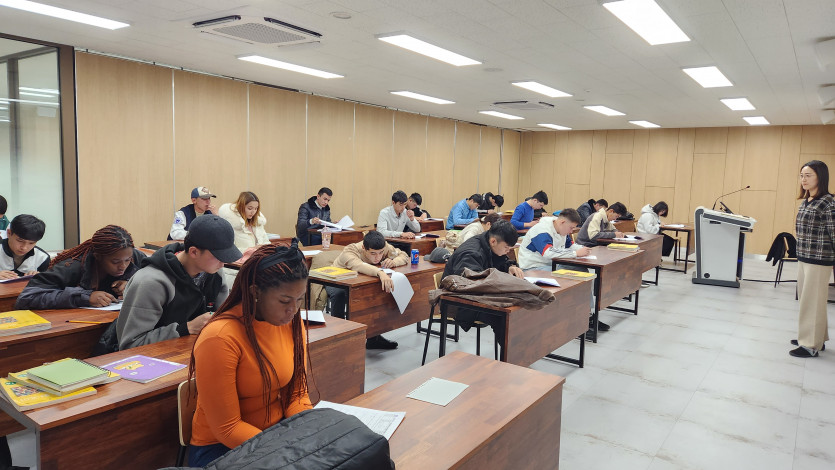 의료비와 해외교육비에 대한 공제요건과 방법에 대해 상세히 알려드립니다.

'해외대학에서 수업중인 학생들 이미지'