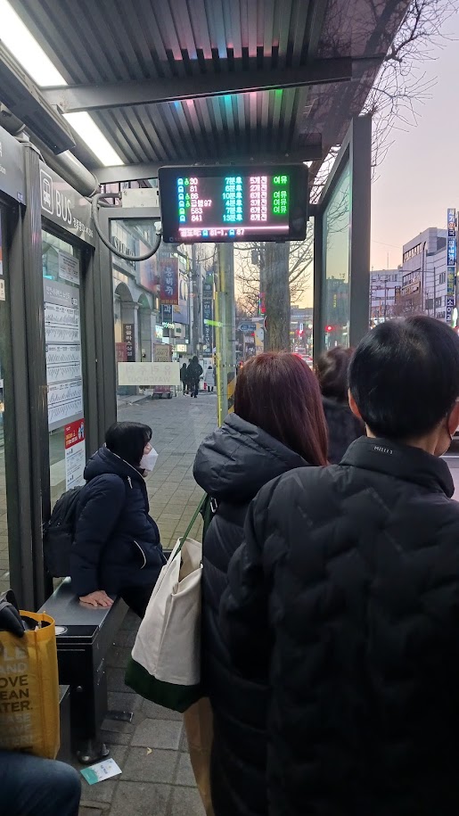 '대중교통을 기다리는 시민들' K-패스 대중교통환급제도를 설명합니다.